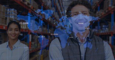 Depodaki insanlar üzerinde veri işleme ve dünya haritası. küresel taşımacılık, iş ve finans kavramı dijital olarak oluşturulmuş görüntü.