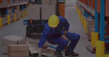 Depodaki beyaz erkek işçinin üzerinden geçen şekiller. Uluslararası İşçilerin Anma Günü ve dijital olarak üretilen görüntü konsepti.