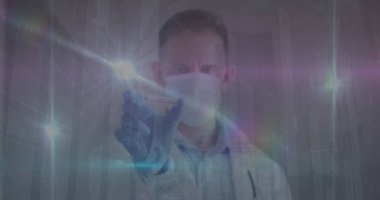 Yüz maskesi ve tedavisi olan beyaz bir erkek doktorun veri işleme görüntüsü. covid 19 pandemik konsept sırasında dijital olarak üretilen küresel tıp ve veri işleme.