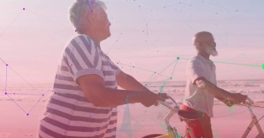 Sahilde bisikleti olan mutlu bir Afrikalı Amerikalı çiftin üzerindeki şekiller. moda ve yaşam tarzı kavramı dijital olarak oluşturulmuş görüntü.