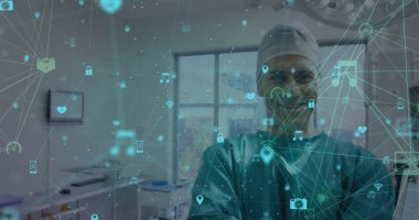 Gülümseyen beyaz erkek cerrah üzerindeki ikonlarla olan bağlantıların görüntüsü. tıp, sağlık, teknoloji ve bağlantılar dijital olarak üretilen görüntü konsepti.