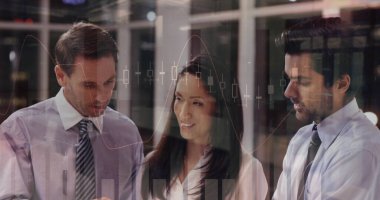 Çeşitli iş adamları üzerinde finansal veri işleme görüntüsü. küresel iş, veri işleme ve dijital arayüz kavramı dijital olarak oluşturulmuş görüntü.