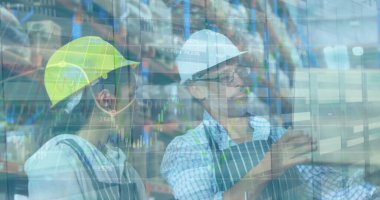 Depodaki çeşitli işçilerin finansal veri işleme görüntüsü. küresel sevkiyat, dağıtım ve bağlantılar konsepti dijital olarak oluşturuldu.