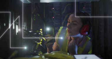 Kafkasyalı kadın üzerinde bilgisayar sunucusuyla akıllı telefon mühendisi görüntüsü. veri işleme, bulut hesaplama konsepti ve teknoloji konsepti dijital olarak oluşturulmuş görüntü.