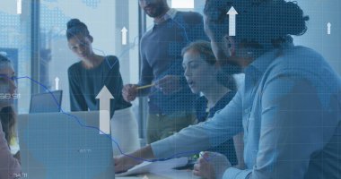 Ofiste konuşan çeşitli meslektaşlar üzerinden gönderilen oklar ve veri işleme resmi. küresel ağ ve dijital iletişim teknolojisi konsepti dijital olarak oluşturulmuş görüntü.