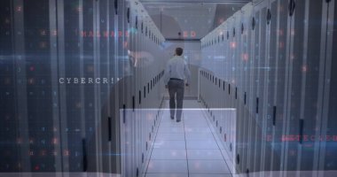 Bilgisayar korsanı ve beyaz adam için sunucu odasında siber saldırı uyarısı. küresel internet güvenliği, bağlantılar ve veri işleme kavramı dijital olarak oluşturulmuş görüntü.