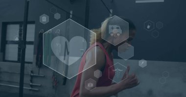 Spor salonundaki beyaz kadın üzerinde tıbbi ikonlar. spor, aktif yaşam tarzı ve dijital arayüz konsepti dijital olarak oluşturulmuş görüntü.