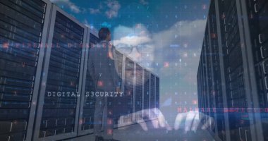 Sunucu odasındaki çeşitli kişilere yapılan siber saldırı uyarısı. küresel internet güvenliği, bağlantılar ve veri işleme kavramı dijital olarak oluşturulmuş görüntü.