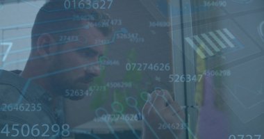 Kafkasyalı işadamının not tutarken görüntüsü. küresel iş, finans, bağlantılar ve dijital arayüz konsepti dijital olarak oluşturulmuş görüntü.