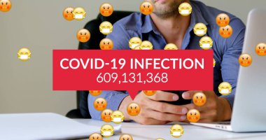 Yüz maskeli yüz ifadeleri ve akıllı telefon kullanan beyaz adamın elleri üzerindeki numaralar. küresel ağ, bağlantılar, sosyal medya ve teknoloji konsepti dijital olarak oluşturulmuş görüntü.