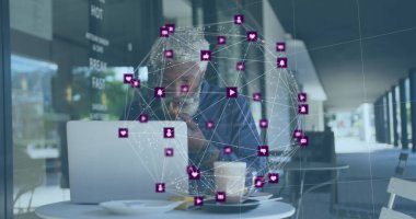 Dizüstü bilgisayarı olan yaşlı Afro-Amerikan bir adamın ikonlarıyla olan bağlantılarının görüntüsü. küresel iş ve dijital arayüz kavramı dijital olarak oluşturulmuş görüntü.