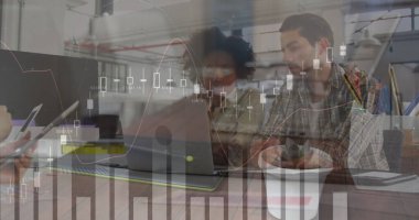 Ofiste teknolojiyle çalışan çeşitli iş adamlarının finans verilerinin görüntüsü. finans, ekonomi, iş, işbirliği ve teknoloji konsepti dijital olarak oluşturulmuş imaj.