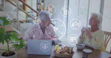 Laptop kullanan Kafkasyalı yaşlı bir çiftin iletişim ağı görüntüsü. küresel bağlantılar, dijital arayüz ve teknoloji konsepti dijital olarak oluşturulmuş görüntü.