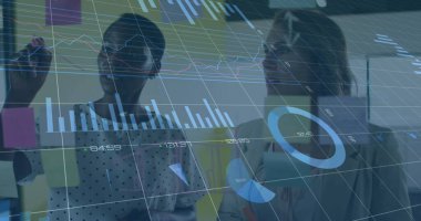 Çeşitli iş adamlarının not tutması üzerine veri işleme resmi. küresel iş, finans, bağlantılar ve dijital arayüz konsepti dijital olarak oluşturulmuş görüntü.