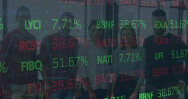 Şehir manzarası ve insanların siluetleri üzerindeki finansal verilerin ve grafiklerin resmi. küresel finans, ekonomi, iş ve teknoloji konsepti dijital olarak oluşturulmuş imaj.