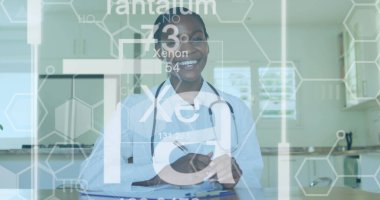 Kimyasal bileşiklerin görüntüsü hastanedeki gülümseyen Afrikalı Amerikalı kadın doktor hakkında veriler içeriyor. Sağlık hizmetleri ve tıp konsepti dijital olarak oluşturulmuş görüntü.