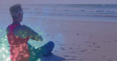 Kafkasyalı bir kadının plajda yoga yapıp meditasyon yaptığı bir sahne. dünya meditasyon günü ve dijital olarak oluşturulan görüntü konsepti.