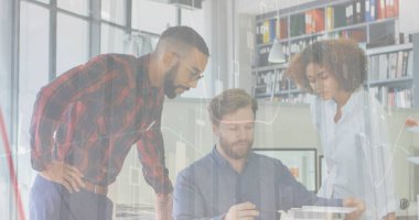 İş adamlarının ofiste konuştuğu istatistiklerin incelenmesi. iş, geliştirme ve üretkenlik kavramı dijital olarak oluşturulmuş görüntü.