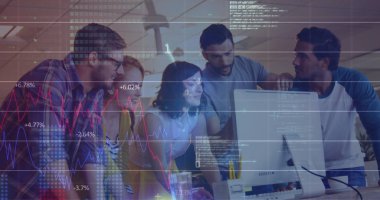 Bilgisayarı kullanan çeşitli iş adamlarının finansal veri işleme görüntüsü. küresel iş, finans ve dijital arayüz kavramı dijital olarak oluşturulmuş görüntü.