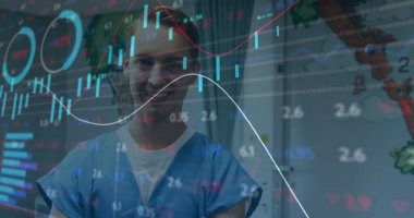 Gülümseyen beyaz erkek doktorun mali veri işleme görüntüsü. küresel tıp, sağlık hizmetleri ve veri işleme kavramı dijital olarak oluşturulmuş görüntü.