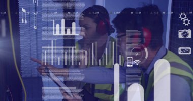 Veri işleme görüntüsü, çeşitli erkek ve kadın bilgisayar sunucuları tarafından tabletle mühendislik yapıyor. veri işleme, bulut hesaplama konsepti ve teknoloji konsepti dijital olarak oluşturulmuş görüntü.