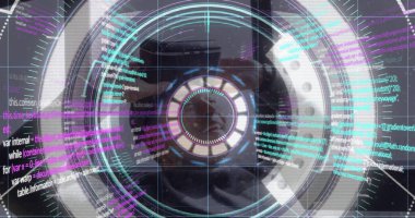 VR kulaklıklı beyaz adamın veri işleme ve tarama görüntüsü. küresel iş ve dijital arayüz kavramı dijital olarak oluşturulmuş görüntü.