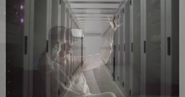 Sunucu odasında video kulaklık kullanan kadınların görüntüleri. küresel bağlantılar, iş dünyası, dijital arayüz, teknoloji ve ağ konsepti dijital olarak oluşturulmuş görüntü.