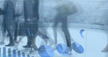 Yürüyen iş adamları üzerinde finansal veri işleme görüntüsü. küresel iş, finans ve dijital arayüz kavramı dijital olarak oluşturulmuş görüntü.