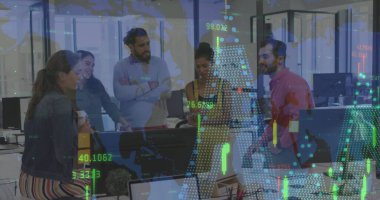 Çeşitli iş adamları üzerinde finansal veri işleme görüntüsü. küresel iş, finans, teknoloji ve bağlantılar konsepti dijital olarak oluşturulmuş görüntü.