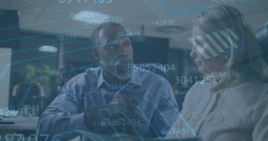 Çeşitli iş adamlarının konuştuğu veri işleme görüntüsü. küresel iş, finans, bağlantılar ve dijital arayüz konsepti dijital olarak oluşturulmuş görüntü.