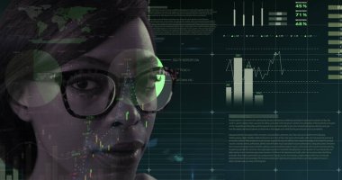 Çift ırklı iş kadınının mali veri işleme görüntüsü. küresel iş, finans, teknoloji ve bağlantılar konsepti dijital olarak oluşturulmuş görüntü.