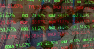 Depodaki insanların finansal veri işleme görüntüsü. küresel taşımacılık, iş ve finans kavramı dijital olarak oluşturulmuş görüntü.