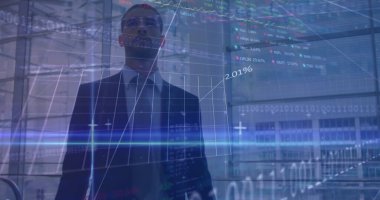 Beyaz iş adamının bavul yürüyüşü sırasında mali veri işleme görüntüsü. küresel iş, finans ve dijital arayüz kavramı dijital olarak oluşturulmuş görüntü.