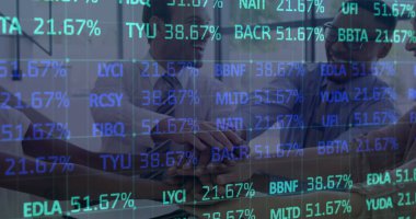 Toplantıda el ele tutuşan mutlu iş adamlarının mali veri işleme görüntüsü. küresel iş, bağlantılar ve veri işleme kavramı dijital olarak oluşturulmuş görüntü.