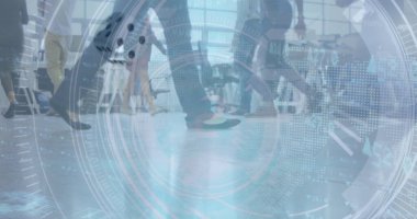 Çeşitli iş adamları üzerinde yürüyen finansal veri işleme görüntüsü. küresel iş, finans ve dijital arayüz kavramı dijital olarak oluşturulmuş görüntü.