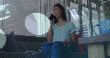 Çift ırklı iş kadınının mali veri işleme görüntüsü. küresel iş, finans, teknoloji ve bağlantılar konsepti dijital olarak oluşturulmuş görüntü.