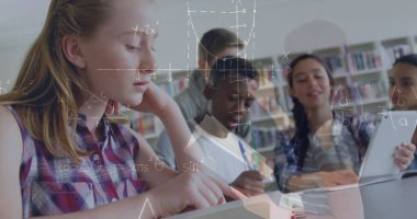 Sınıfta tablet kullanan çocukların üzerinde matematiksel denklemlerin resmi. eğitim, öğrenme ve teknoloji konsepti dijital olarak oluşturulmuş görüntü.