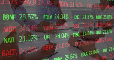 Toplantıdaki iş adamlarının finansal veri işleme görüntüsü. küresel iş, bağlantılar ve veri işleme kavramı dijital olarak oluşturulmuş görüntü.