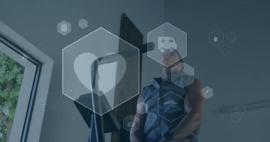 Spor salonunda egzersiz yapan beyaz bir adam üzerinde tıbbi ve sağlık simgeleri. etkin sağlıklı yaşam tarzı ve spor konsepti dijital olarak oluşturulmuş imaj.