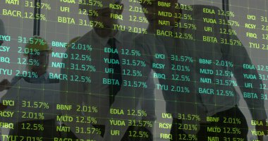 Toplantıdaki mimarların finansal veri işleme görüntüsü. küresel iş, bağlantılar ve veri işleme kavramı dijital olarak oluşturulmuş görüntü.