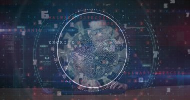 Bilgisayar kullanan Kafkasyalı adamın üzerindeki tarama ve virüs hücresinin görüntüsü. küresel iş, finans, bağlantılar ve dijital arayüz konsepti dijital olarak oluşturulmuş görüntü.