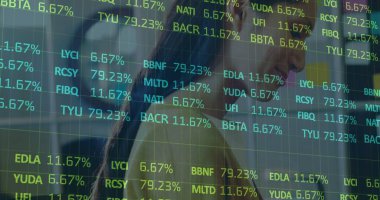 Kafkas iş kadınının ofisindeki finansal veri işleme görüntüsü. iş, finans ve veri işleme kavramı dijital olarak oluşturulmuş görüntü.