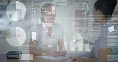 Toplantıdaki iş kadını hakkında istatistik ve mali veri işleme resmi. küresel iş, bağlantılar ve veri işleme kavramı dijital olarak oluşturulmuş görüntü.