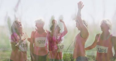 Bir grup mutlu beyaz kadın koşucunun manzara üzerinde el kaldırması. maraton ve spor konsepti dijital olarak oluşturuldu.