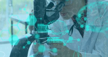 Mikroskop kullanan Kafkas kadın laboratuvar çalışanı üzerinde formüllerin ve veri işleme görüntüsü. tıp, sağlık ve teknoloji kavramı dijital olarak üretilen görüntü.