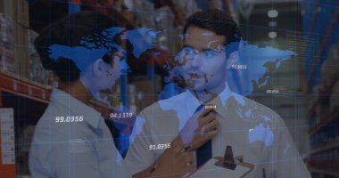 Depodaki insanlar üzerinde veri işleme ve dünya haritası. küresel taşımacılık, iş ve finans kavramı dijital olarak oluşturulmuş görüntü.