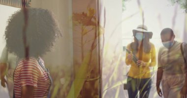Çimlerin üzerinde dirseklerle selamlaşan farklı maskeli aile imajı. Aile, covid 19 pandemik konsept boyunca dijital olarak üretilen görüntü boyunca evde vakit geçiriyor..