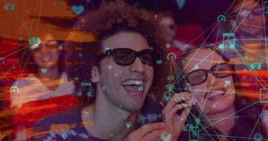 Sinemada patlamış mısır yiyen, gülümseyen beyaz çiftin veri işleme görüntüsü. patlamış mısır günü ve dijital olarak üretilen görüntü konsepti.