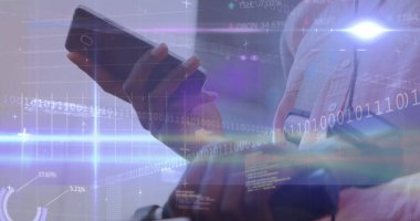 Akıllı telefon kullanan beyaz adamın mali veri işleme görüntüsü. küresel iş, bağlantılar ve veri işleme kavramı dijital olarak oluşturulmuş görüntü.