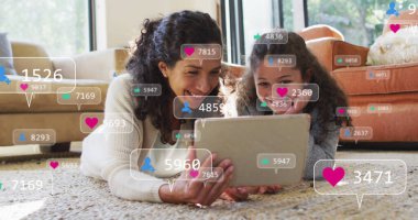 Evde tablet kullanan anne ve kızının sosyal medya simgeleri ve mesajları. küresel bağlantılar, dijital arayüz ve dijital olarak oluşturulan iletişim konsepti.
